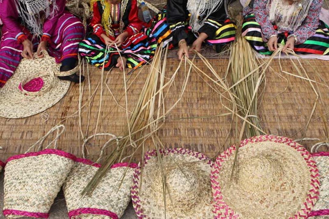 بانوان چالوس در حال بافتن محصولات حصیری