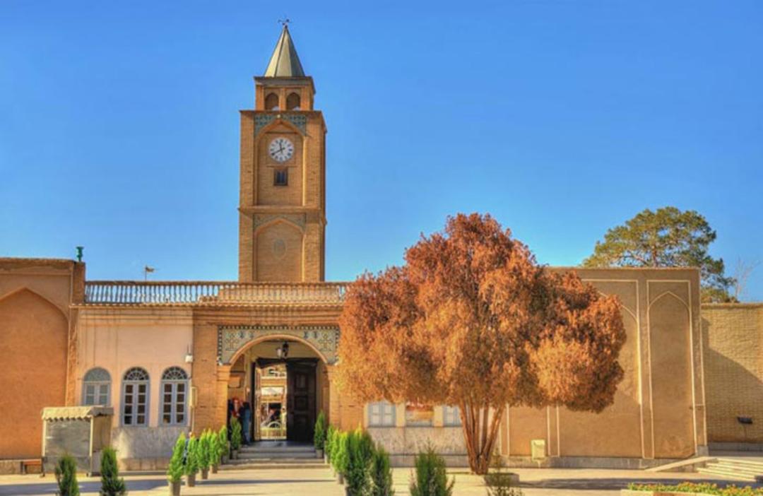 نمای ورودی کلیسای وانک با برج ساعت