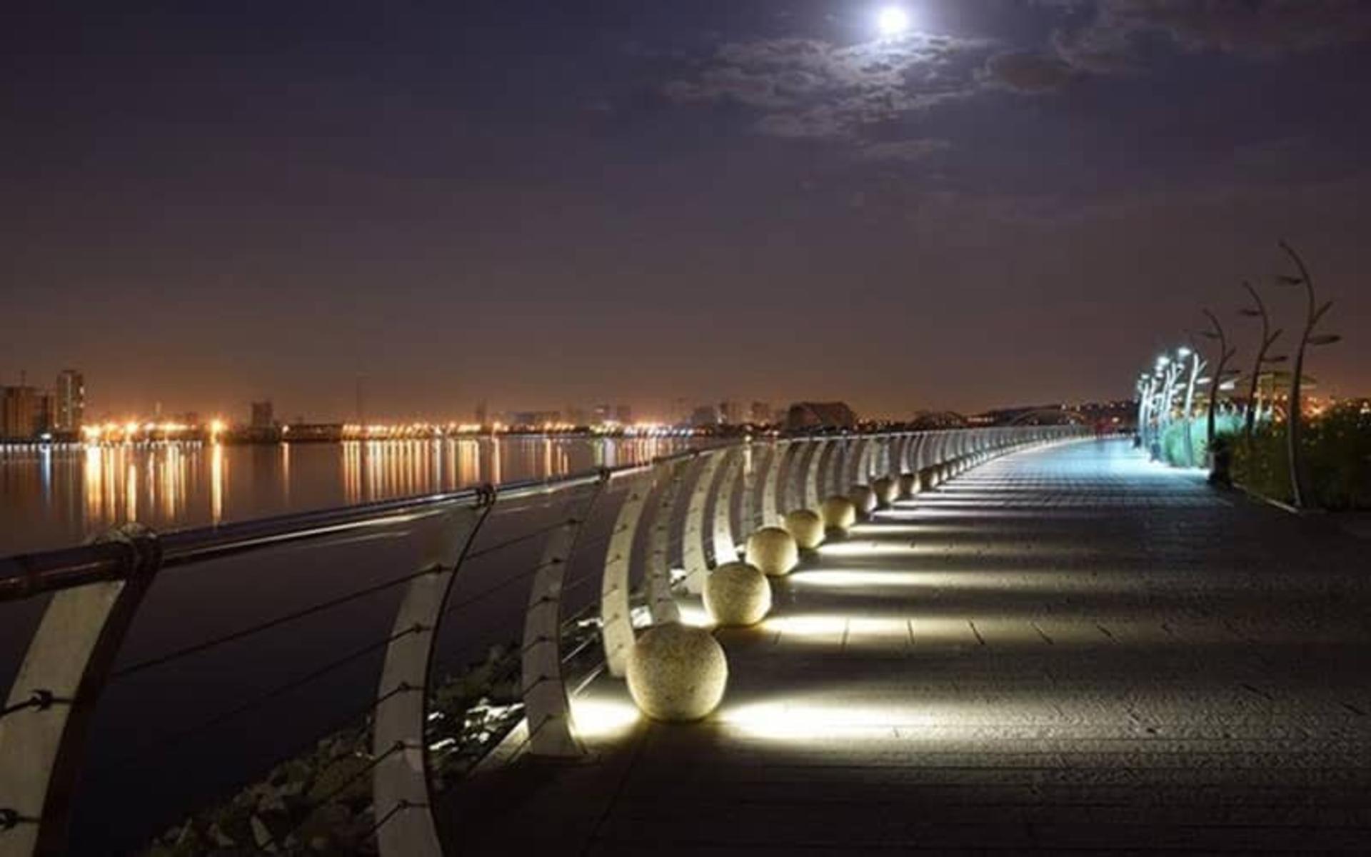 پیاده رو دریاچه چیتگر در طول شب