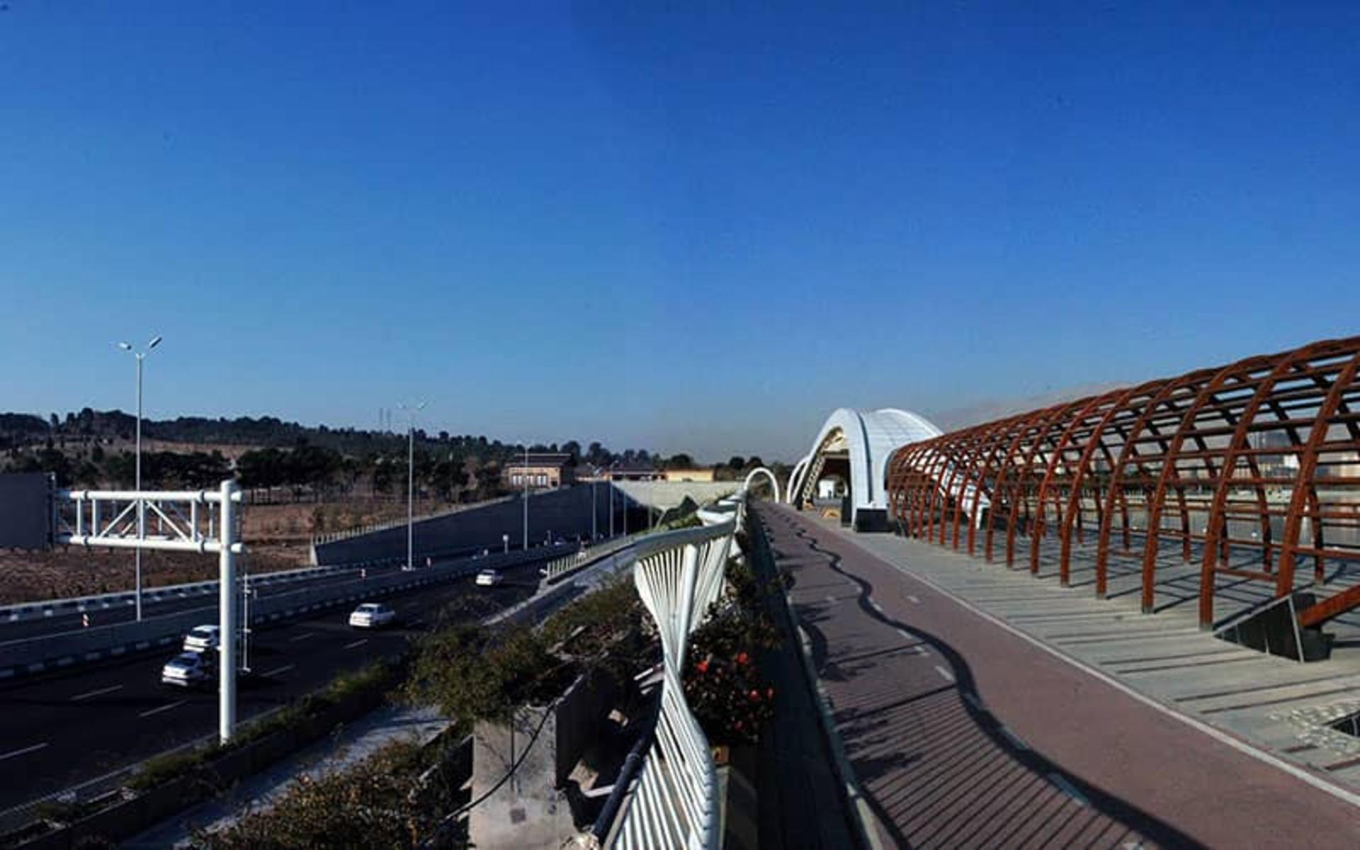 گذرگاه موج دریاچه چیتگر در کنار اتوبان