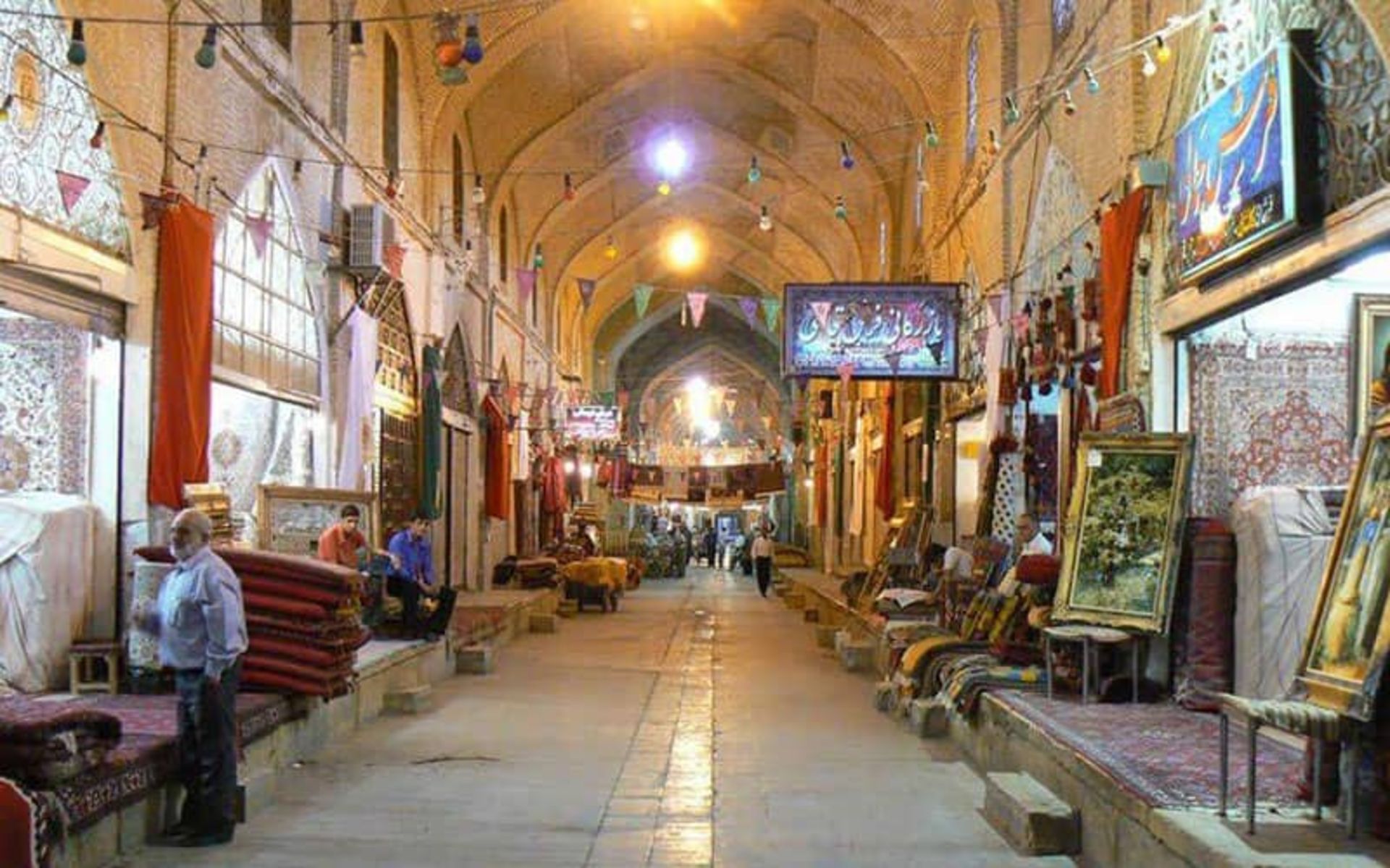 بازاری بزرگ در زنجان