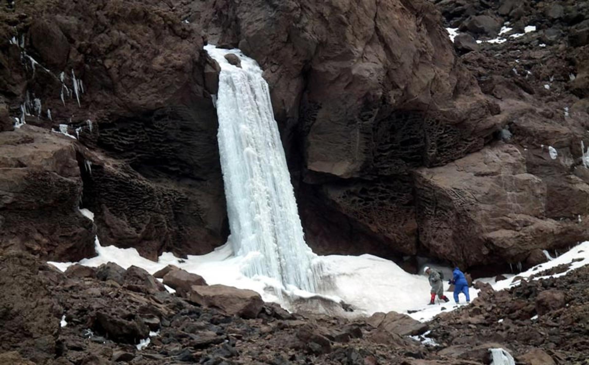 آبشار یخی نوا در زمستان 