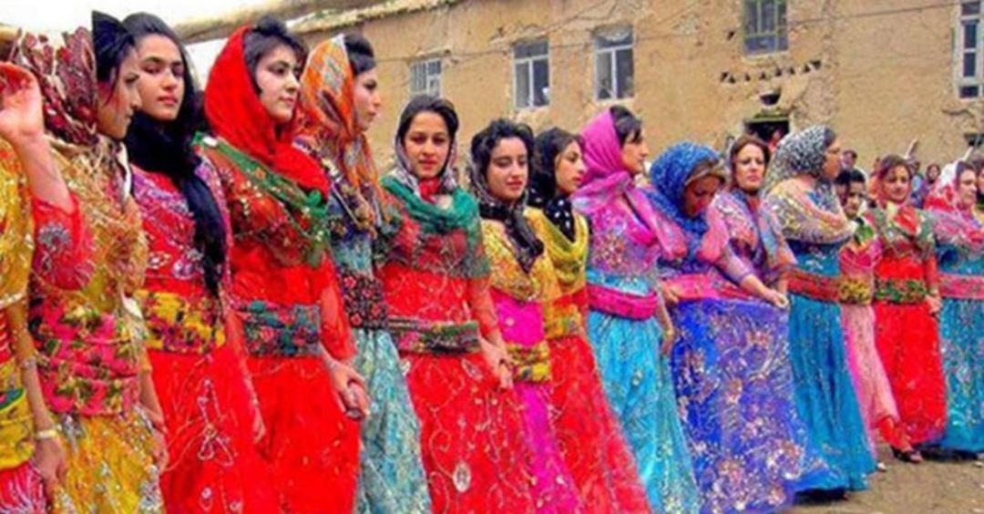زنان کردی با لباس‌های محلی در حال رقص محلی