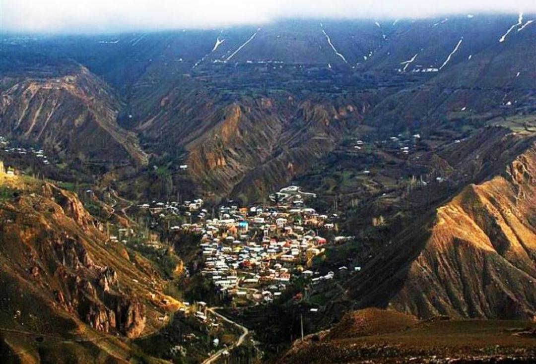 نمایی از روستای نوا در میان کوهستان‌های البرز