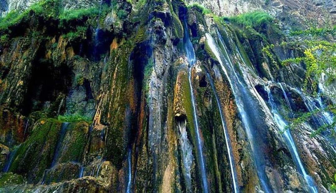 تصویر نمای چشمه گورگور در دره آلوارس سرعین