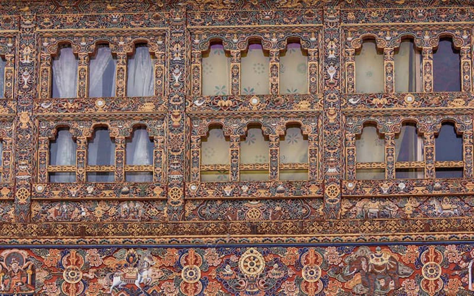 دری چوبی با تزیینات فراوان