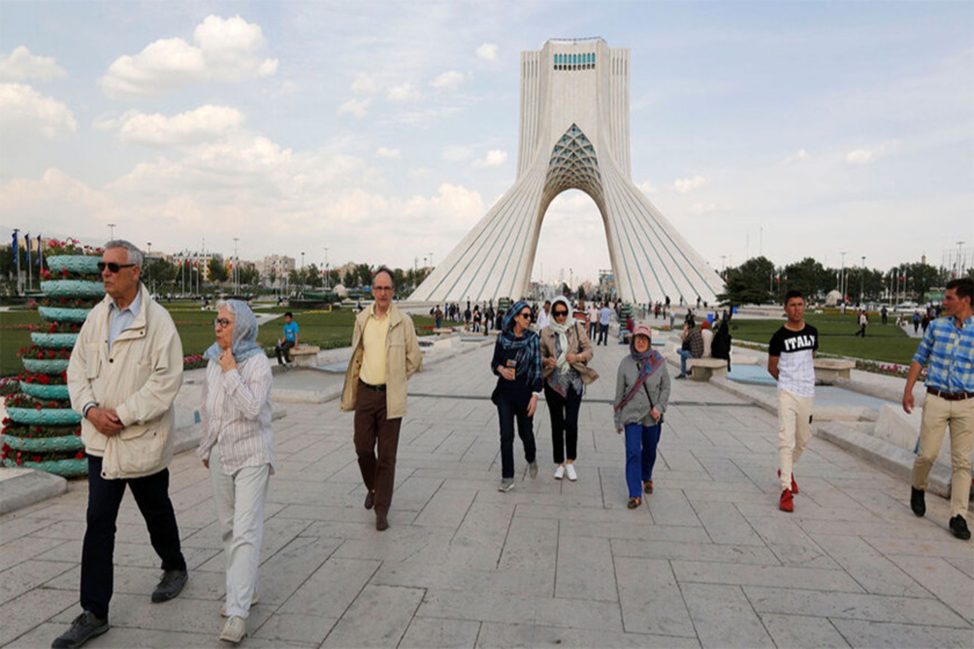 توریست های خارجی در میدان آزادی تهران