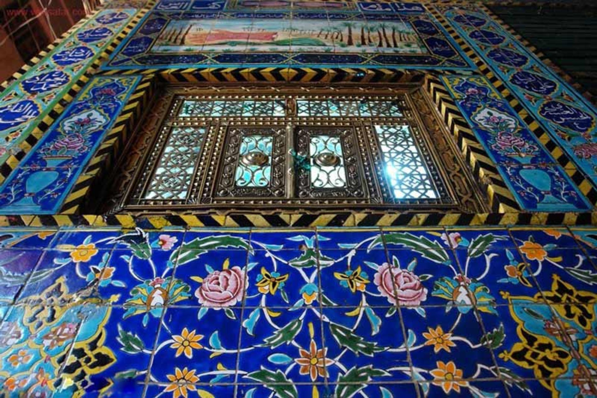 کاشی‌کاری‌های مقام دست چپ حضرت ابوالفضل در بین الحرمین کربلا