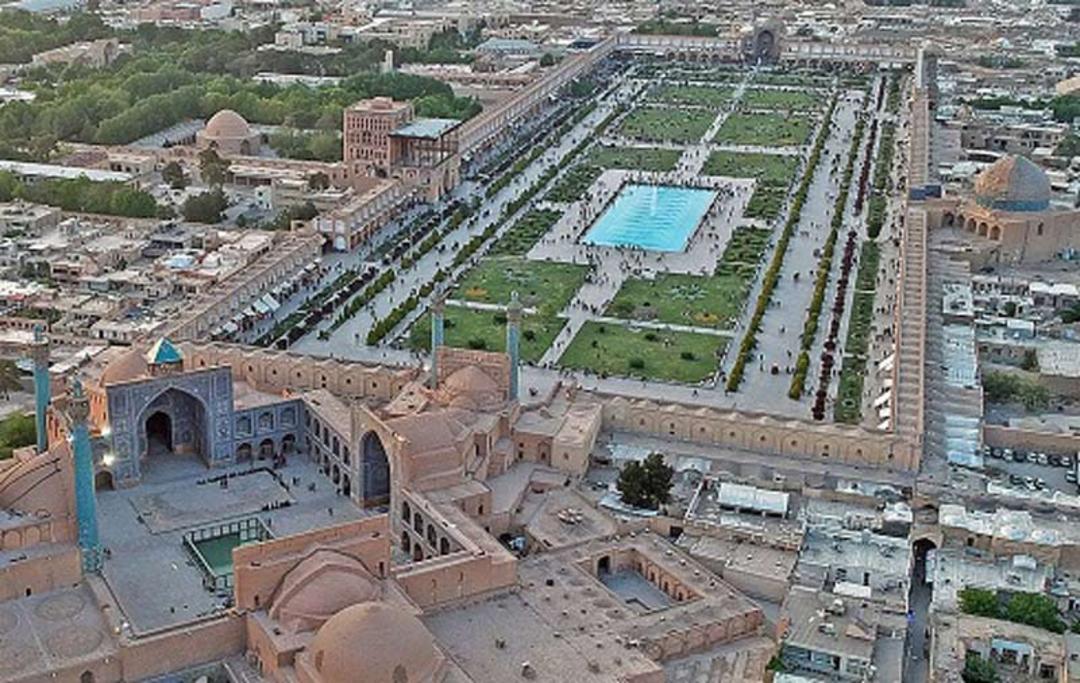 نمایی از بالا مشرف به تمام بناهای تاریخی نقش جهان اصفهان