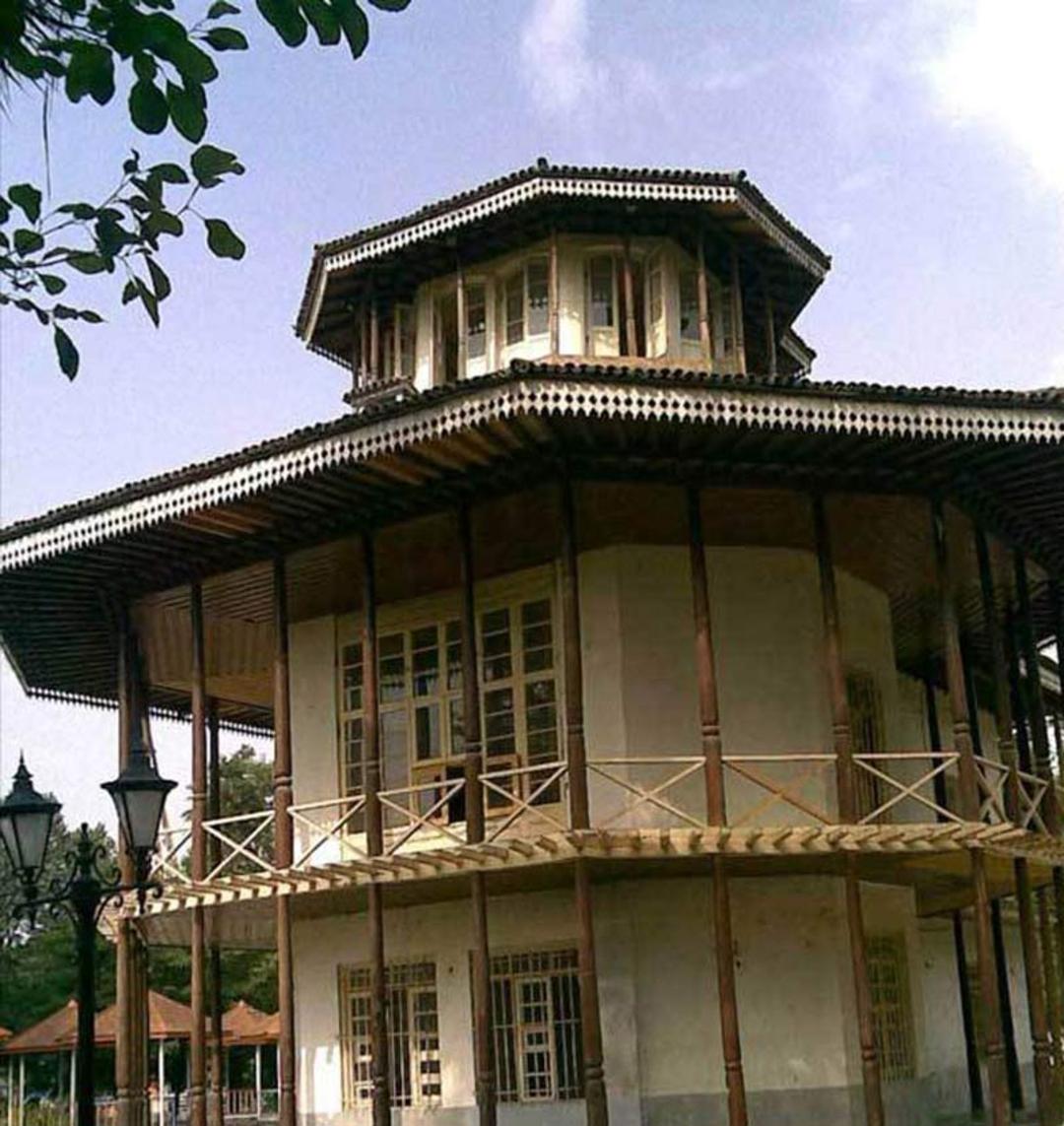 نمایی از کل ساختمان عمارت کلاه فرنگی در پارک اطراف در بندر عباس 