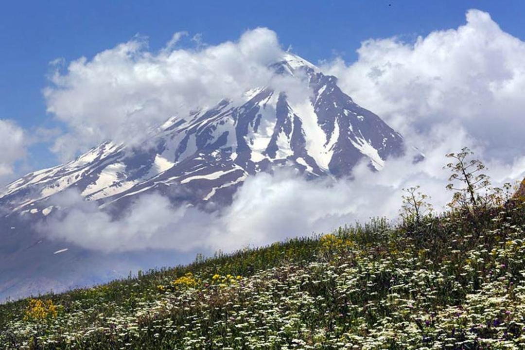 نمای قله دماوند از دشت آزو در بهار