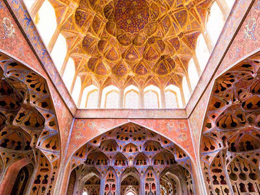 تزئینات سقف و تاق‌های داخلی عمارت عالی قاپو
