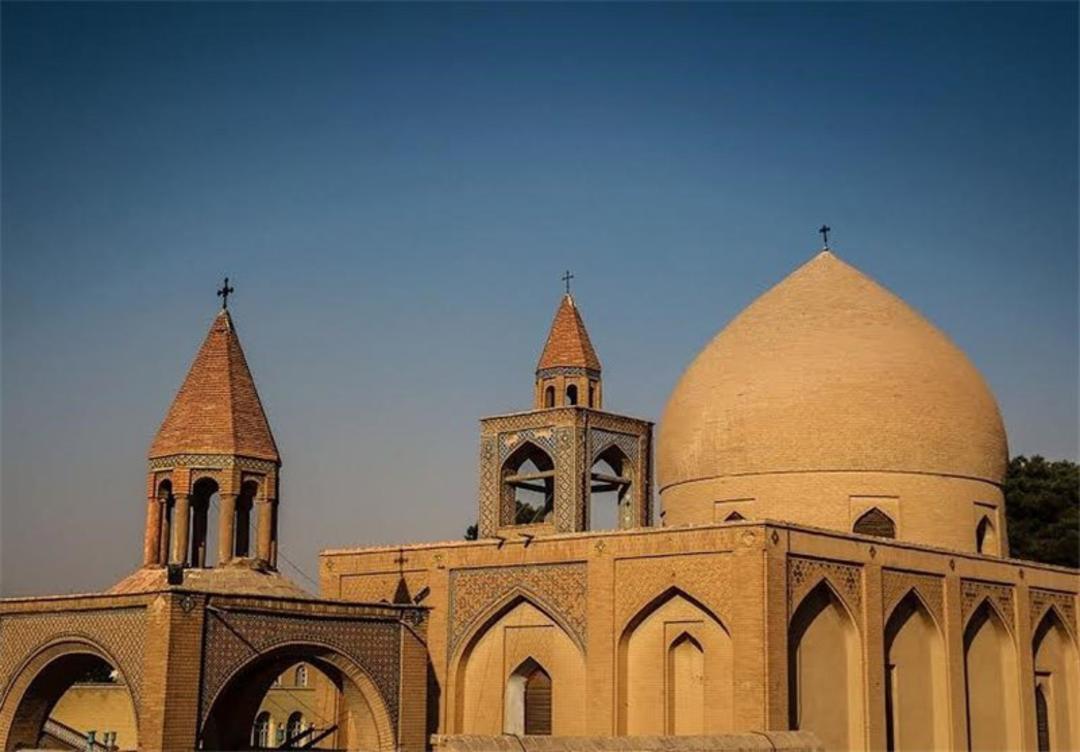 نمایی از برج ساعت و گنبدهای کلیسای وانک