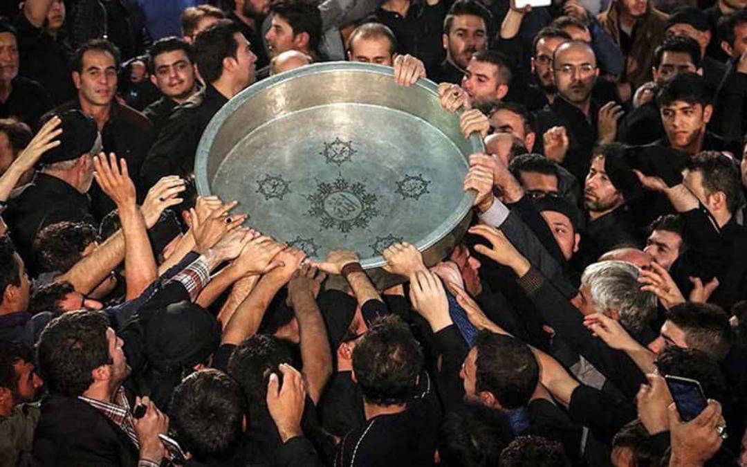 مراسم طشت گردانی توسط عزادارهای سیاهپوش