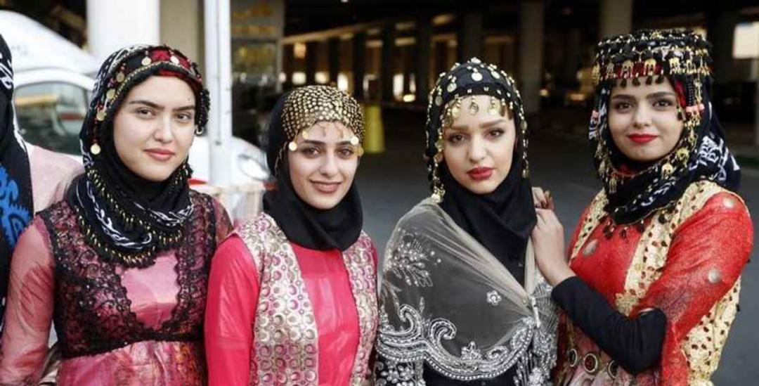 زنان جوان کردی با سرپوش‌های سنتی کردی