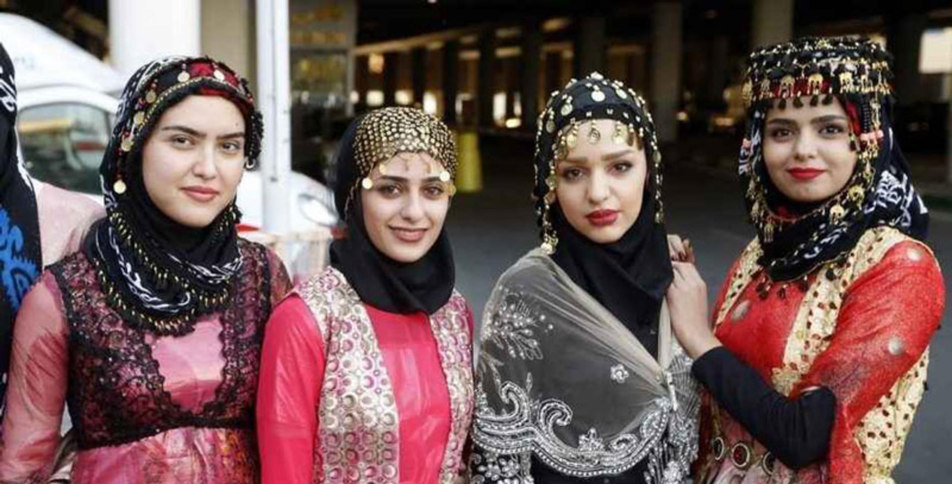 زنان جوان کردی با سرپوش‌های سنتی کردی