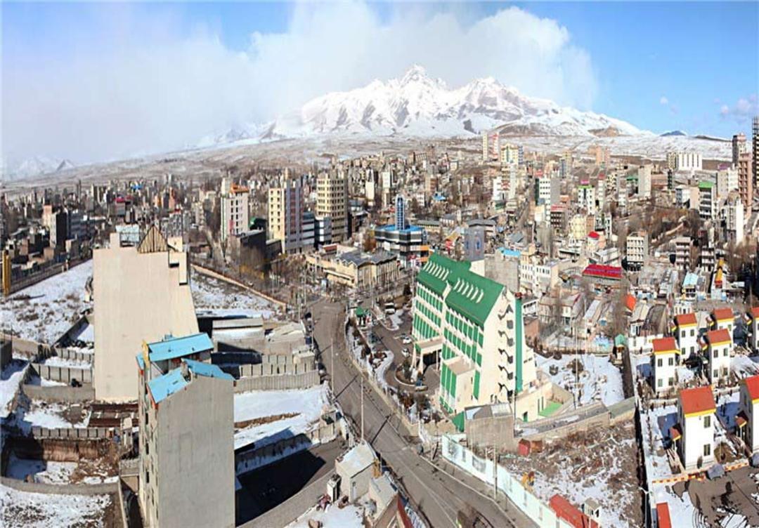 نمایی هوایی از ساختمان‌های شهر سرعین
