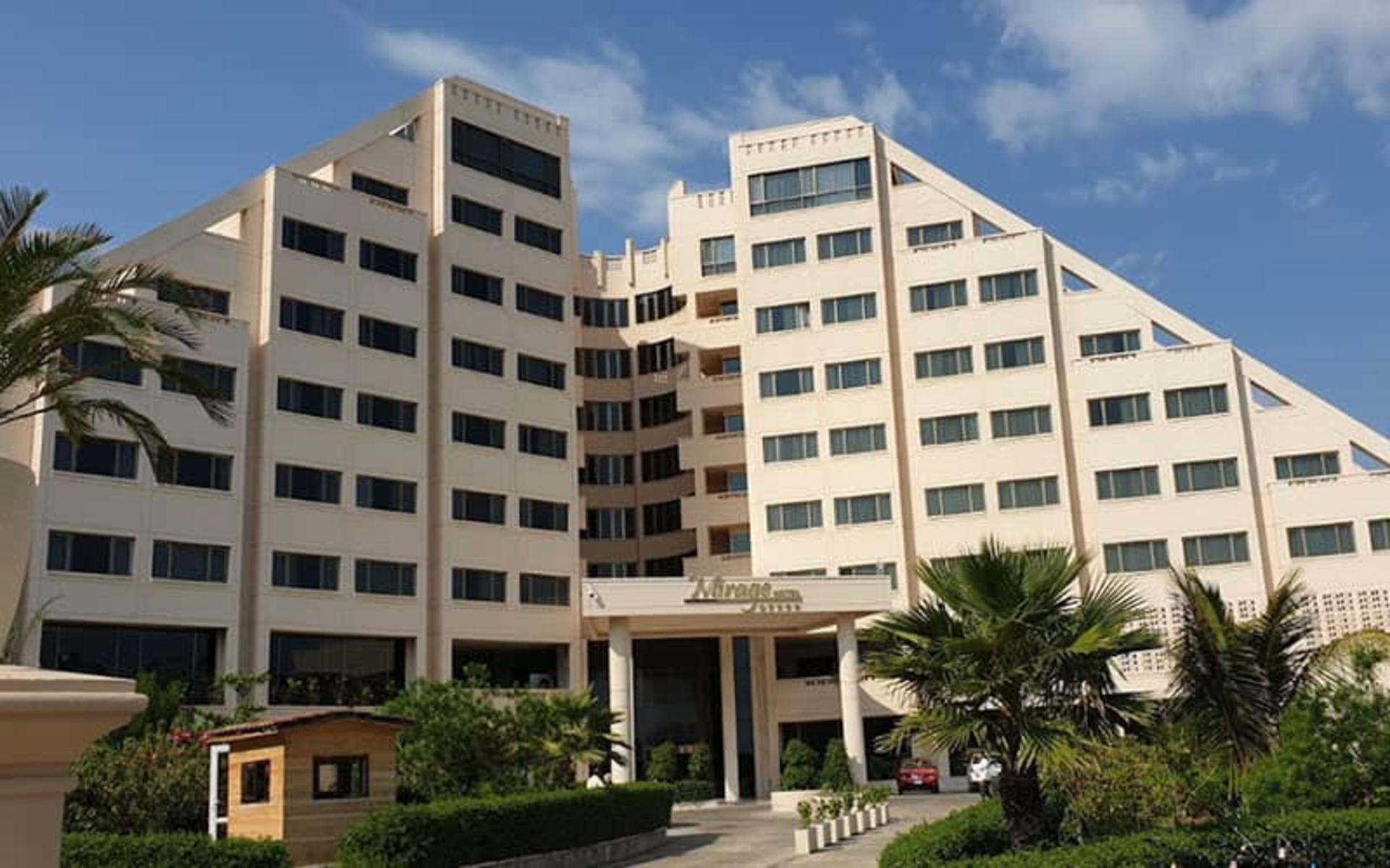 ساختمان سفید رنگ هتل میراژ