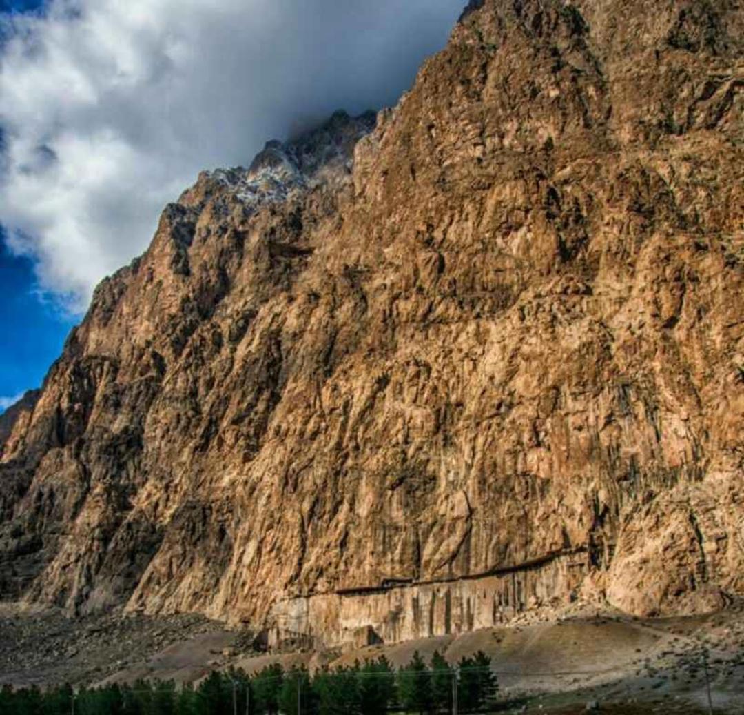 کوه بیستون در جوار دشت پهناور بیستون