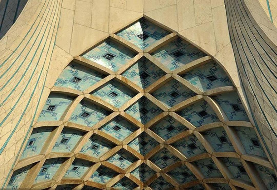 کاربندی های فیروزه ای رنگ در کنار بتن سفید