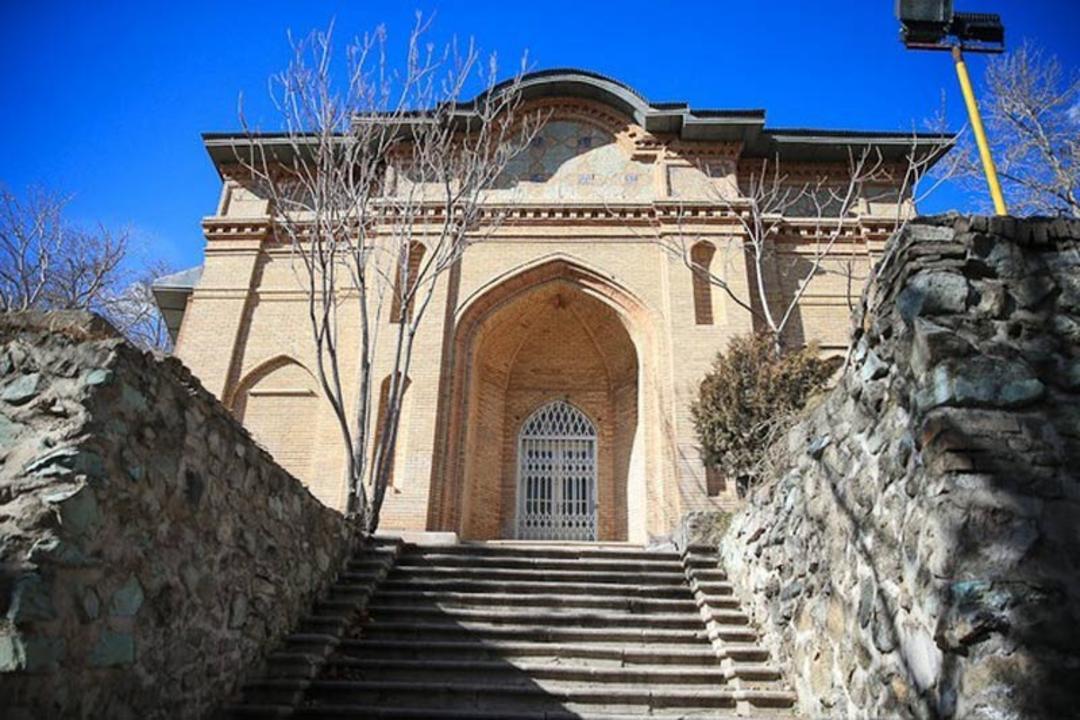 نمای بیرونی و پلکان ورودی کاخ احمد شاهی