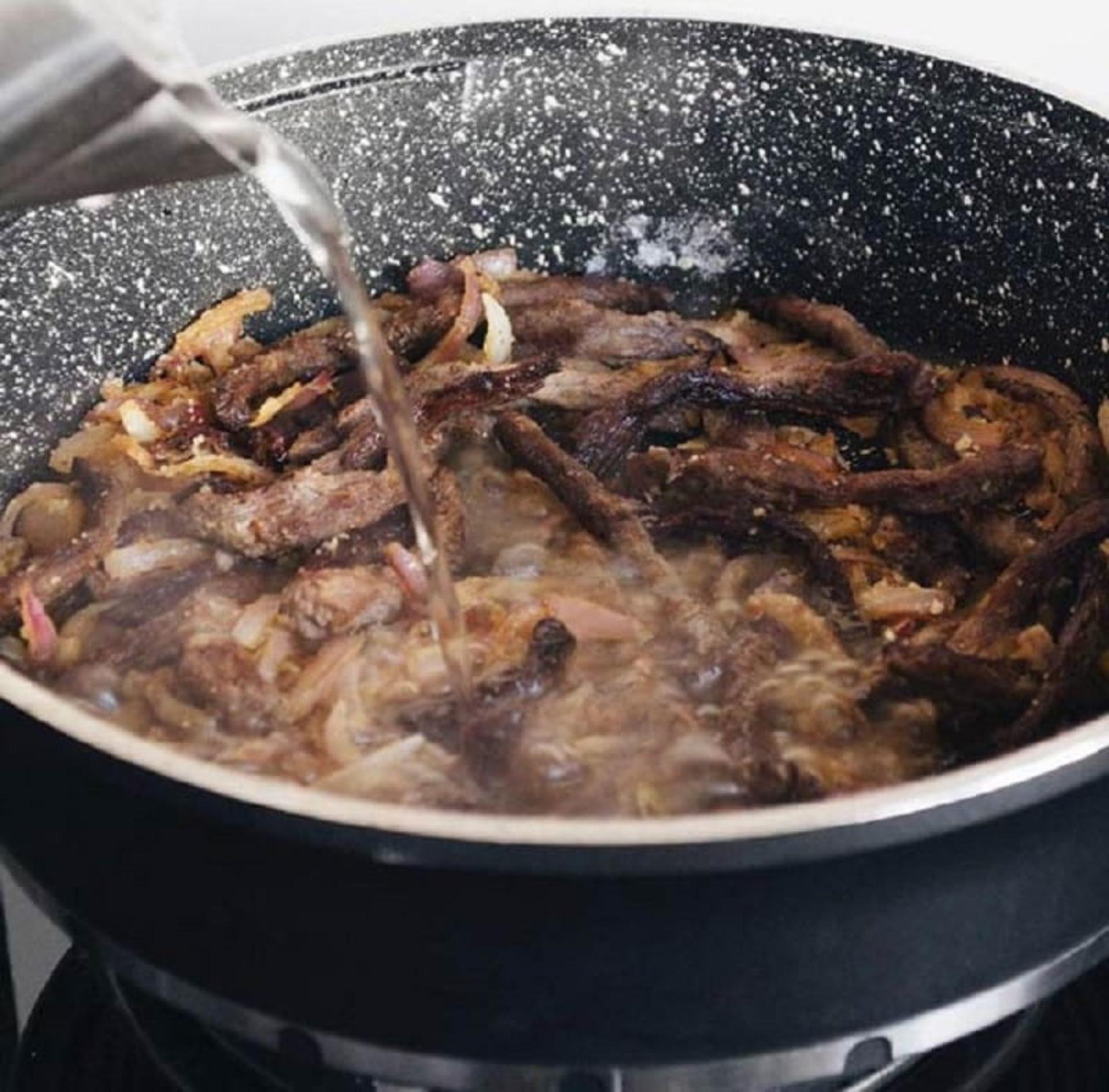 افزودن آب گوشت به  بیف استروگانف