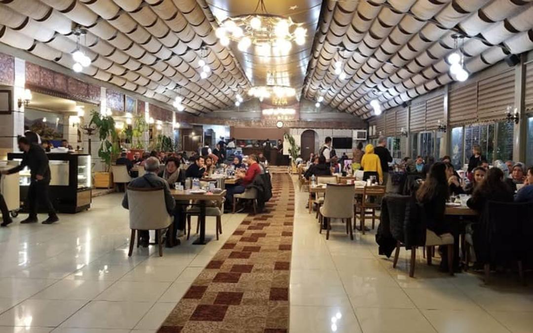 رستورانی با سقف طاقی شکل و صندلی های کرم و کف سرامیک