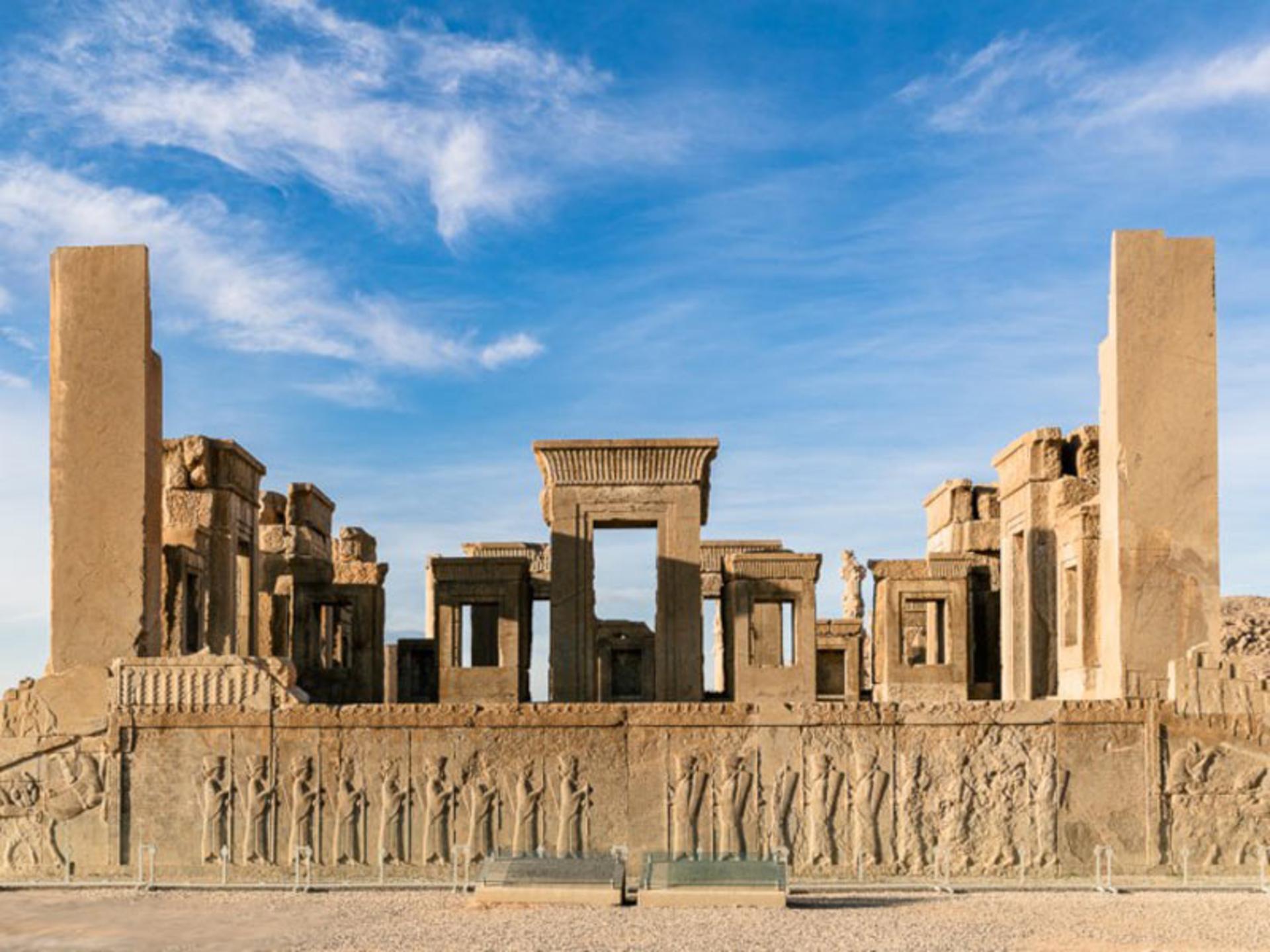نمایی از دور از منطقه باستانی تخت جمشید