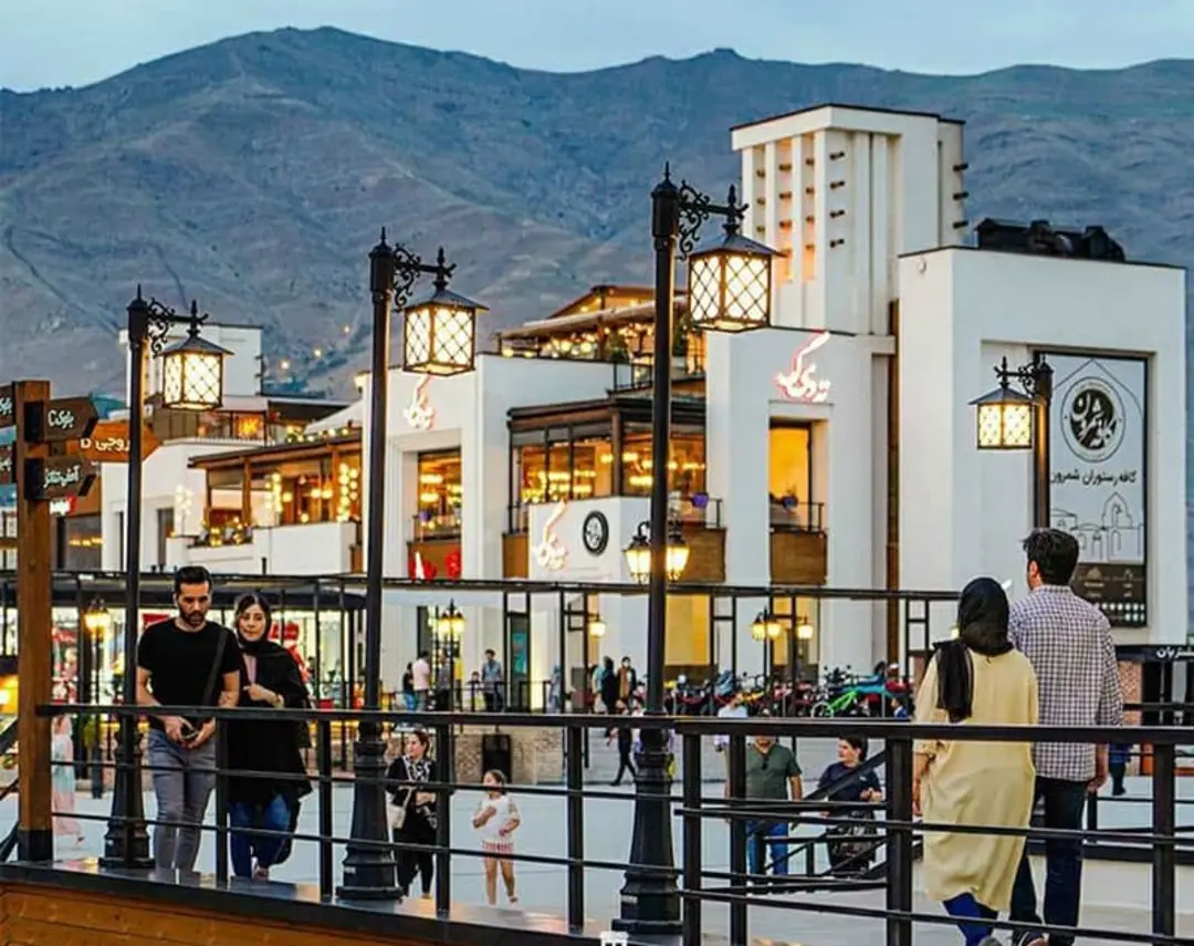 بازدیدکنندگان در مرکز خرید بام لند تهران