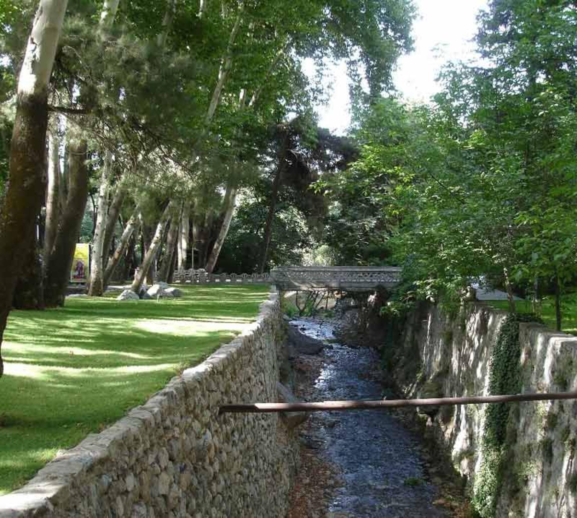 رودخانه دربند در باغ سعد آباد در میان درختان سرسبز
