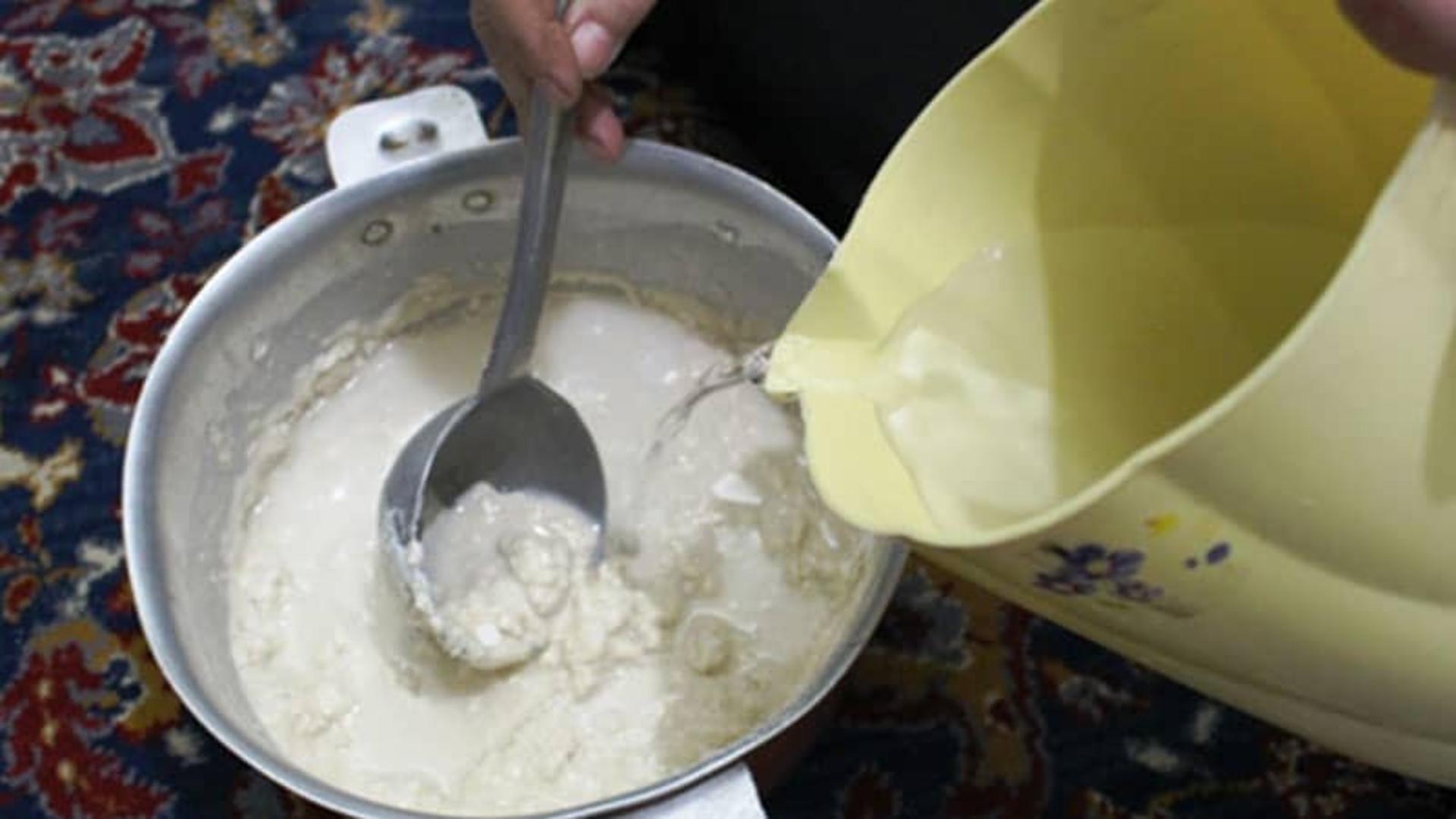 آضافه کردن آب به آرد