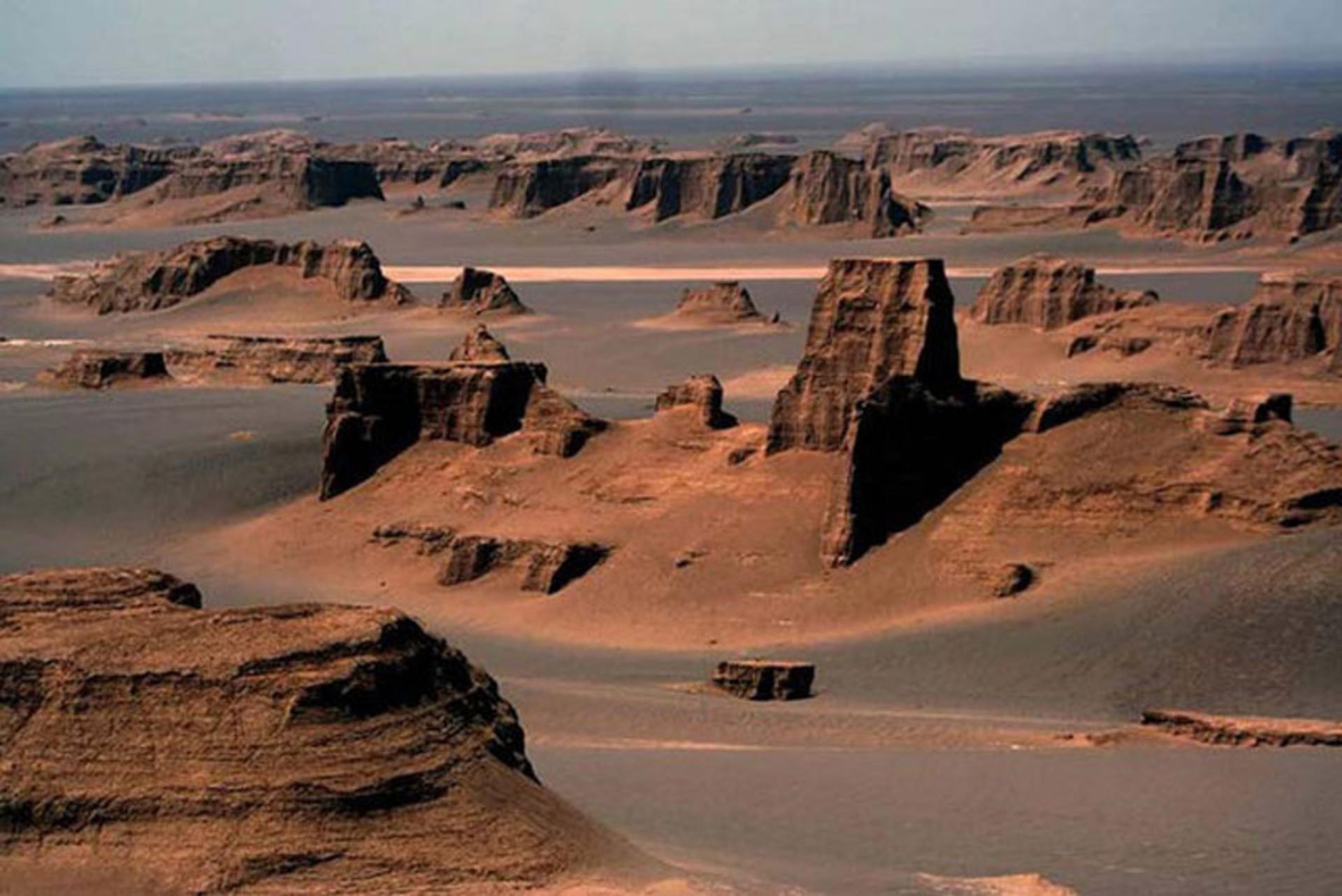 نمایی از کلوت و شنزار در دشت لوت