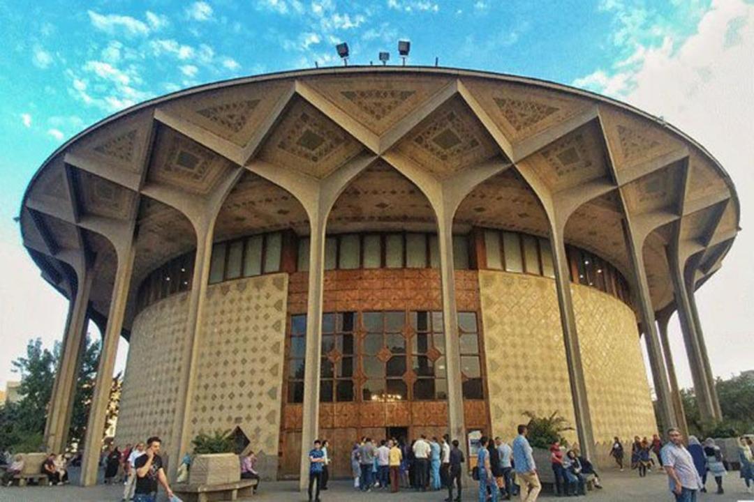 ساختمان اصلی تئاتر شهر در میان ازدحام مردم
