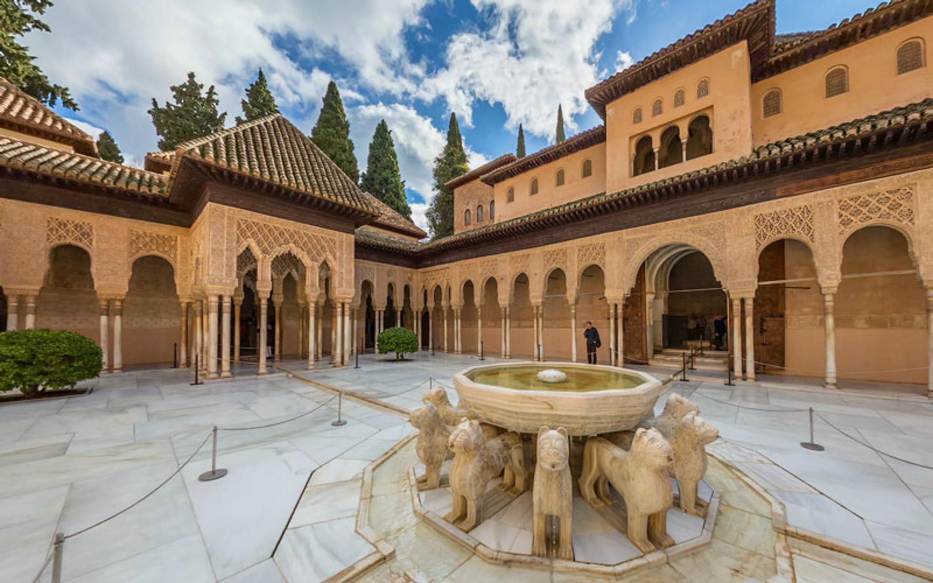 معماری داخلی کاخ الحمرا در گرانادا اسپانیا