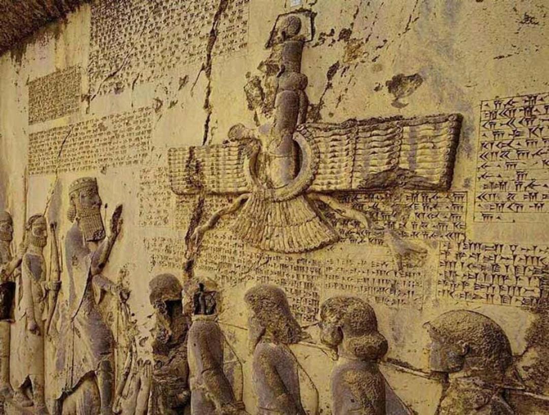 نقش برجسته و کتیبه داریوش در کوه بیستون از نمای نزدیک و کنار