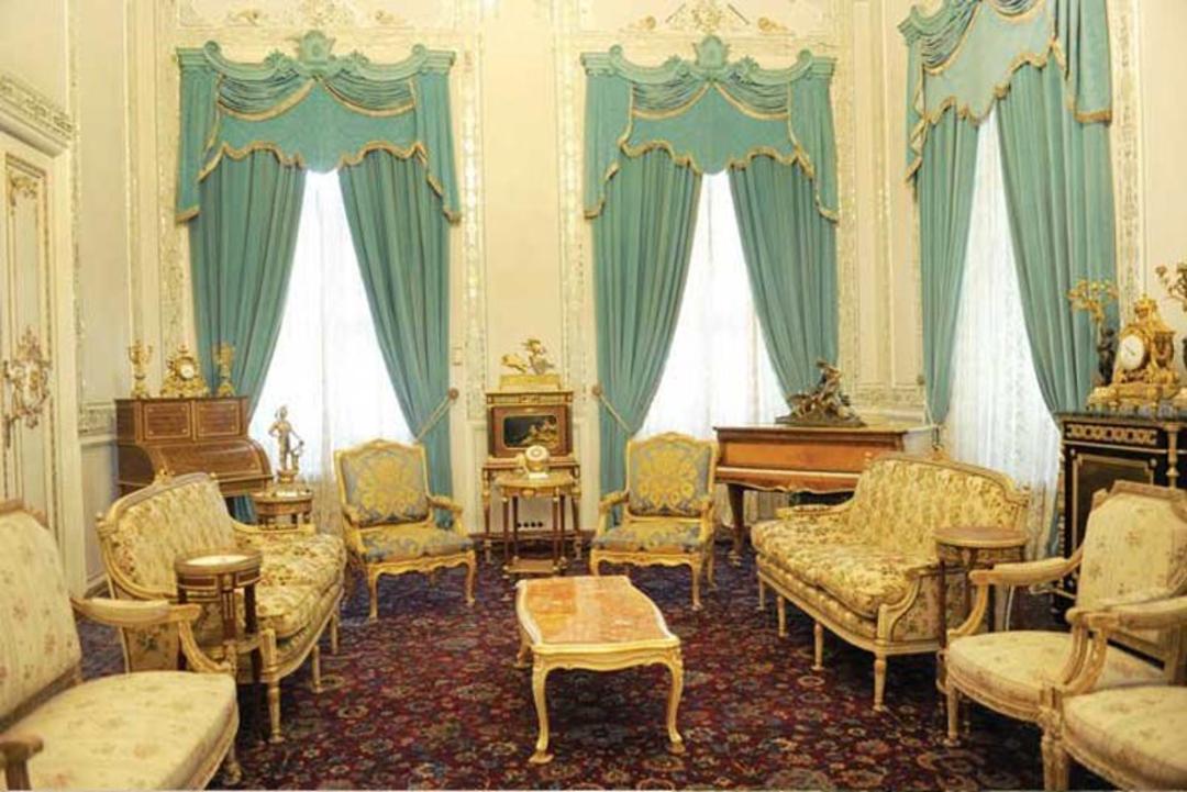 فضای داخلی اتاق های کاخ اشرف با تزئینات لوکس