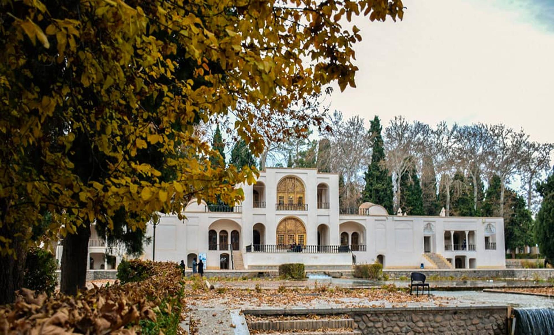 کوشک باغ شازده ماهان در پاییز