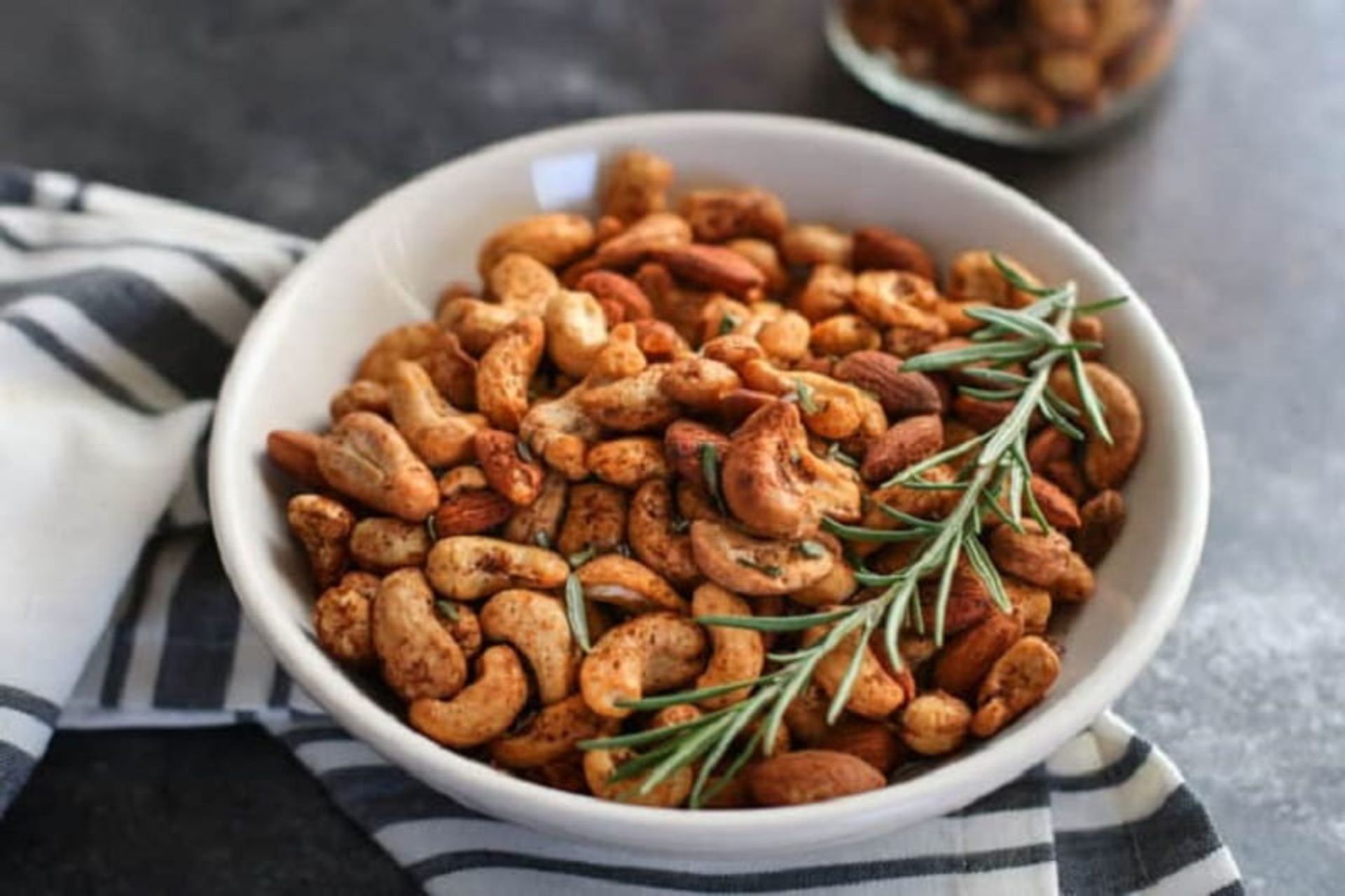 بادام زمینی برشته شده با رزماری و سیر