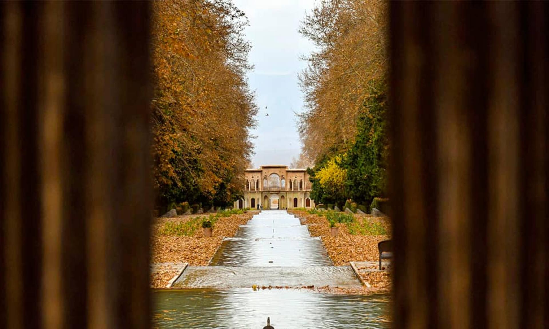نمای عمارت باغ شازده ماهان از سردر 