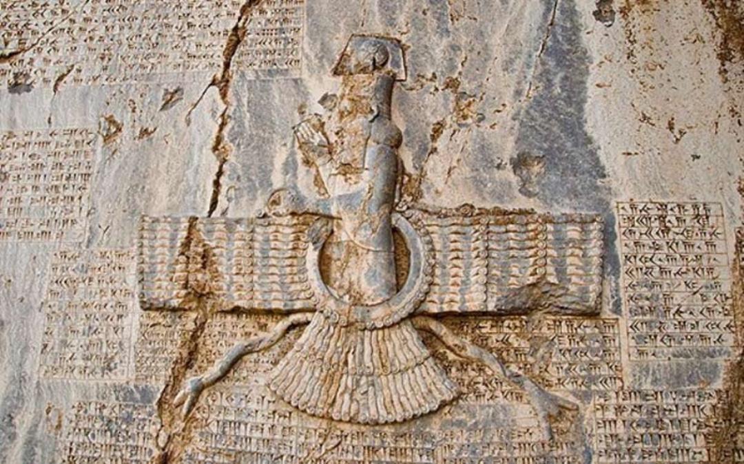 نقش برجسته اهورامزدا در کتیبه داریوش بیستون