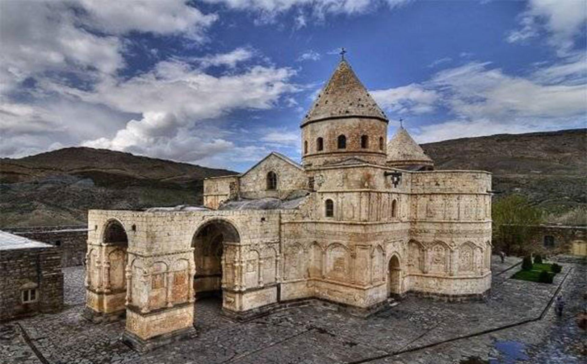 نمای بیرونی قره کلیسادر نزدیکی شهر چالدران