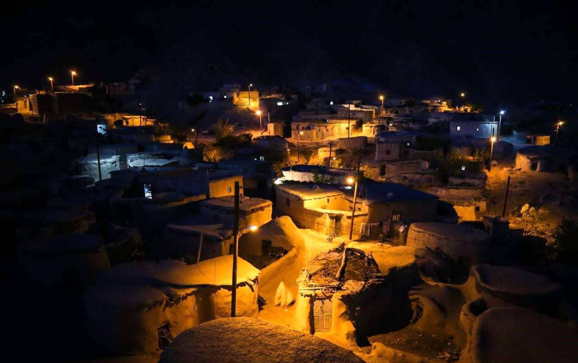  روستای ماخونیک در شب