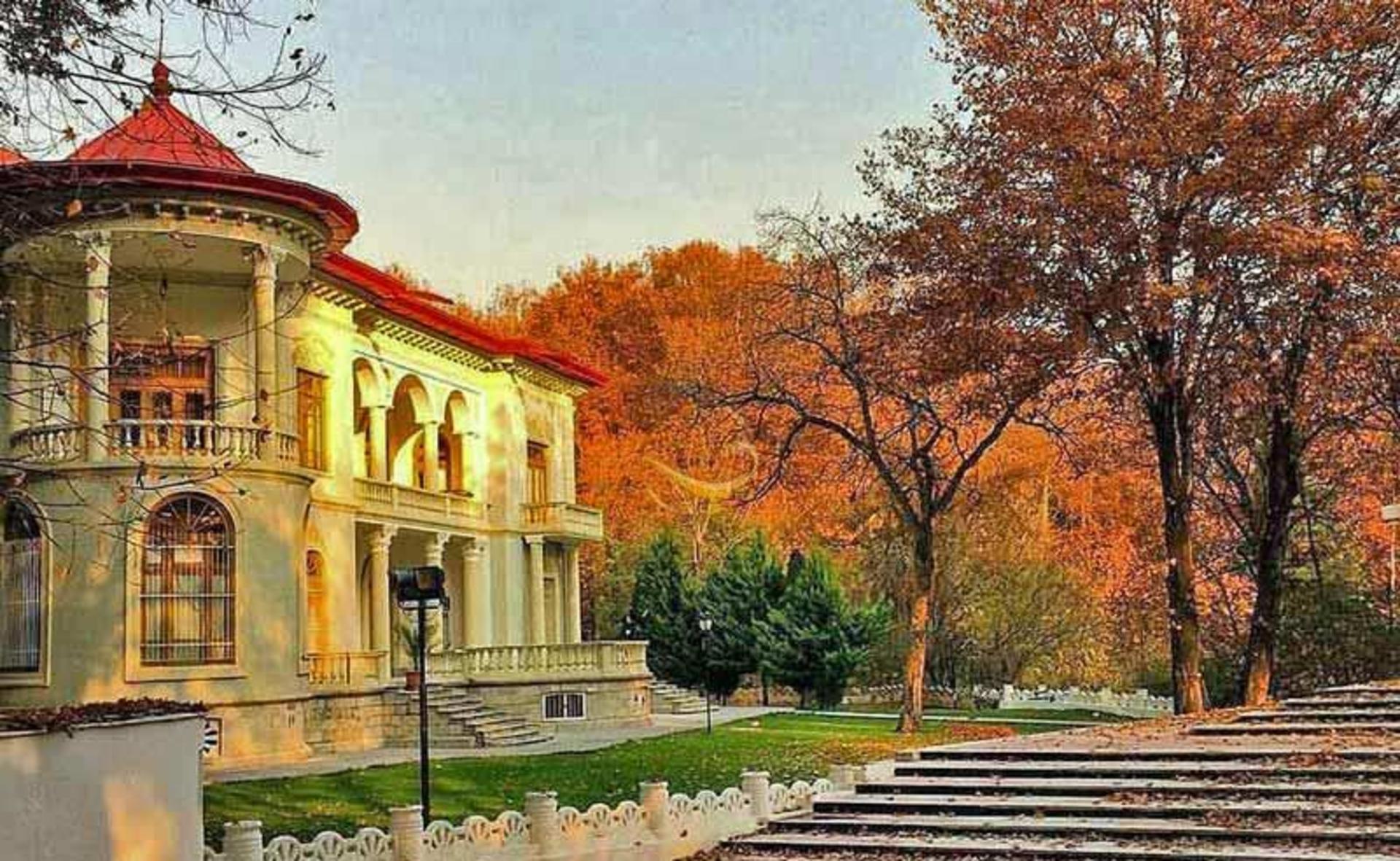 نمای بیرونی موزه نظامی سعد آباد در پاییز