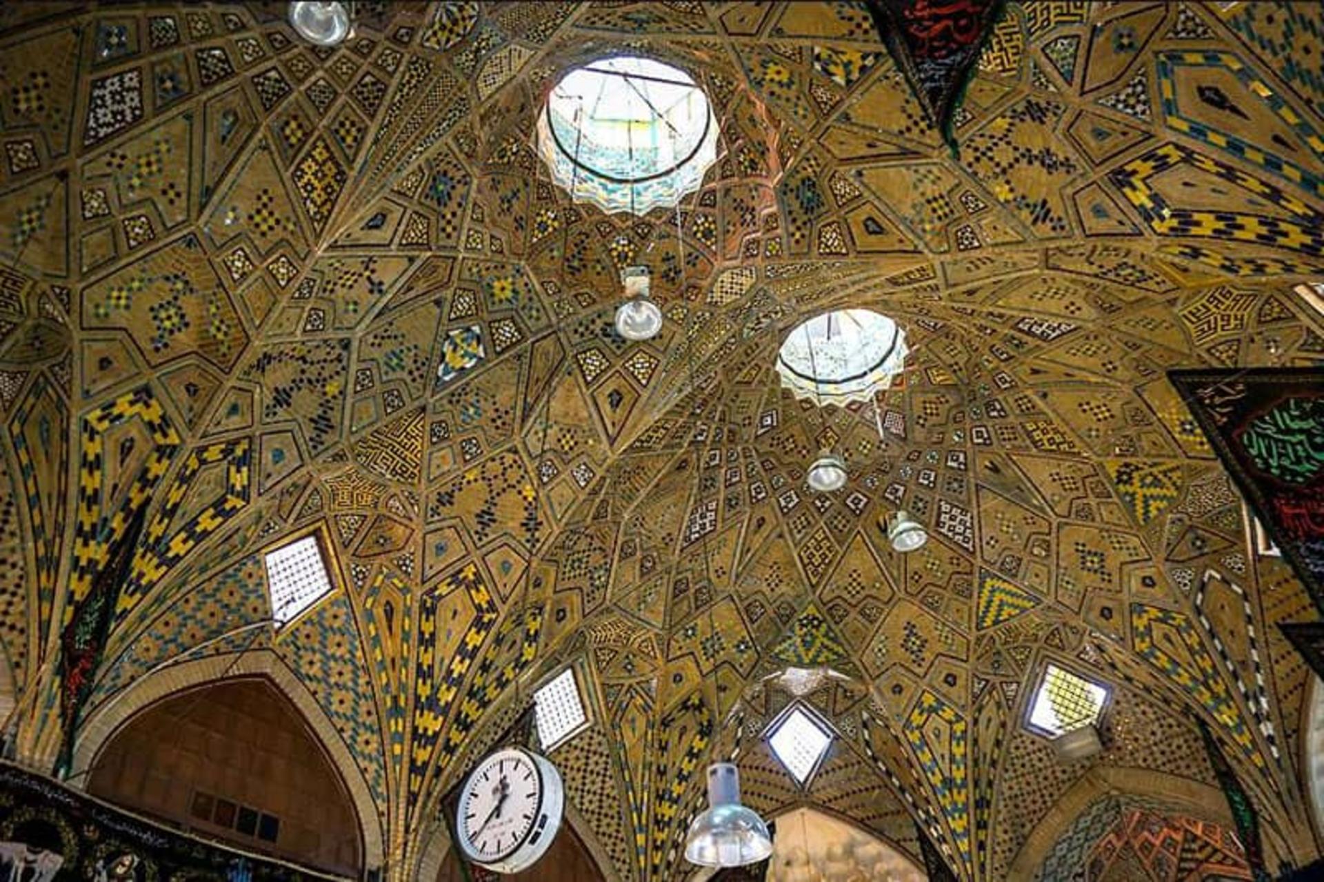 سقفی پر از نزیینات و روزنه هایی زیبا در آن