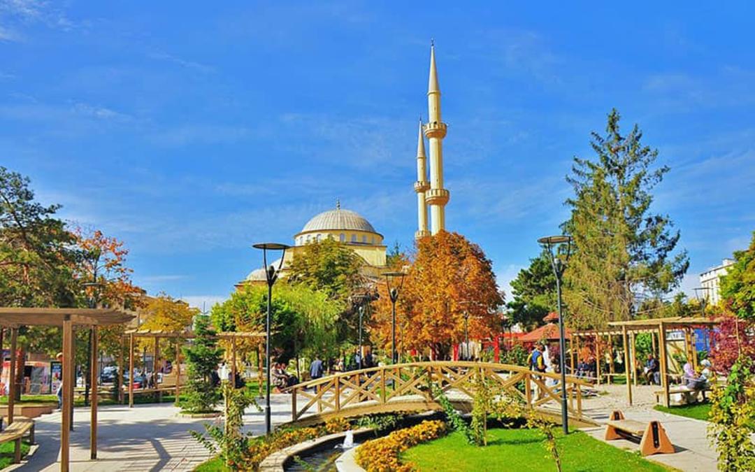 مسجدی با مناره های بلند در محیطی سرسبز