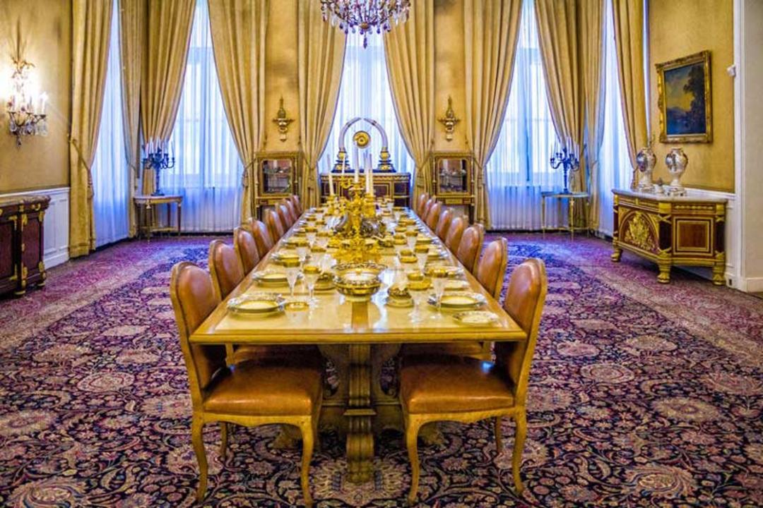 تالار غذاخوری کاخ سعد آباد با تزئینات زیبا و پرده‌های بلند