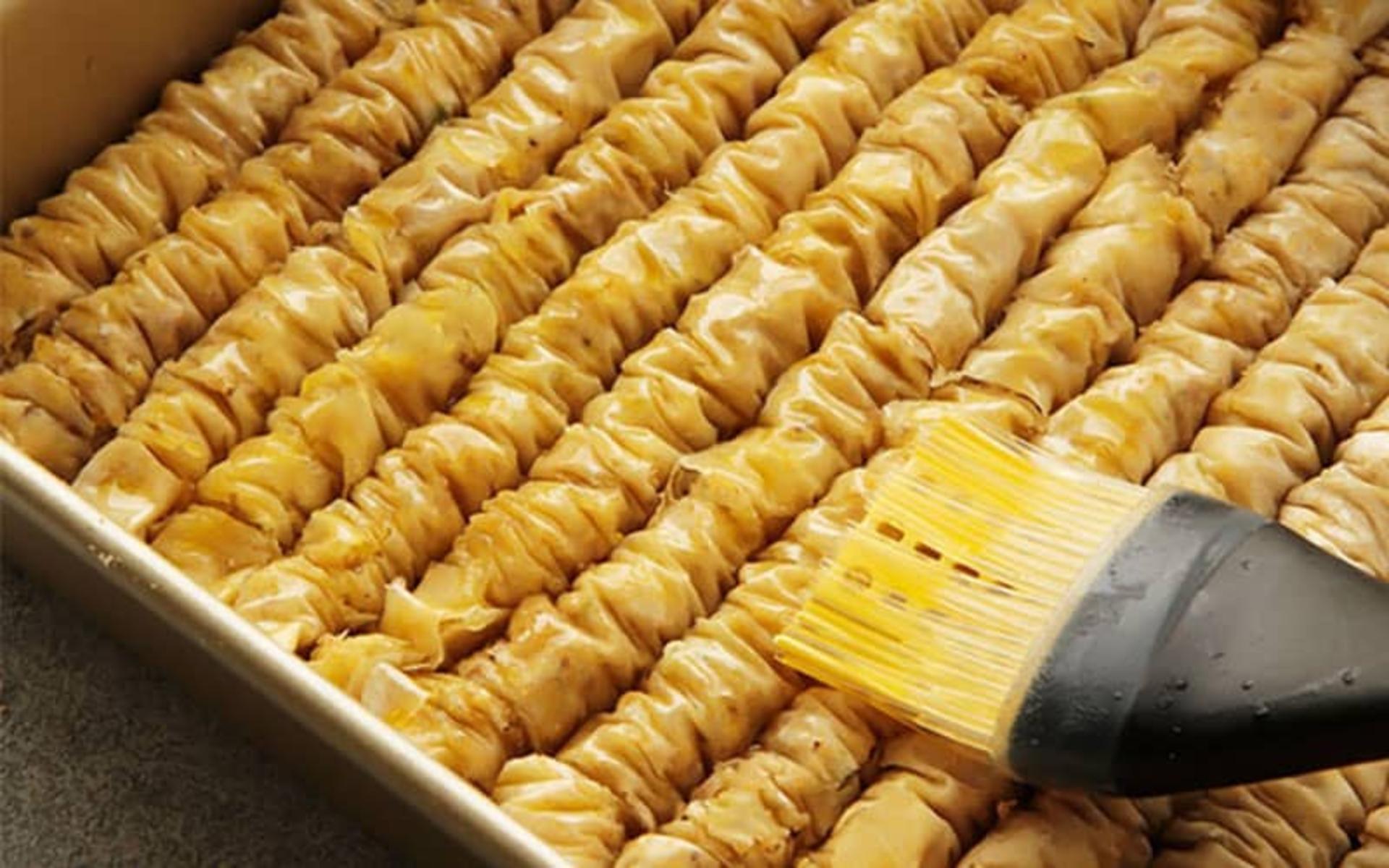 مالیدن کره روی باقلوا