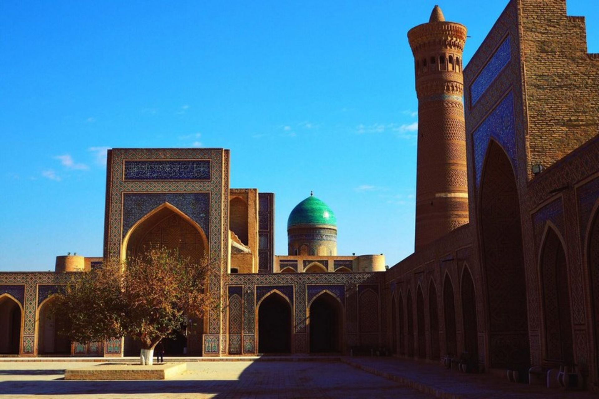 تصویری از مسجد آبی در شهر بخارا