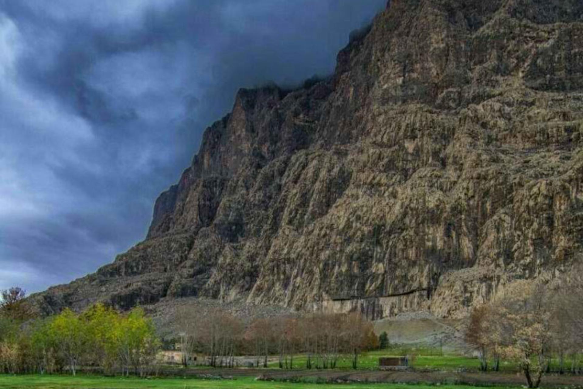 کوه بیستون در منطقه تاریخی بیستون کرمانشاه در جوار محوطه بیستون