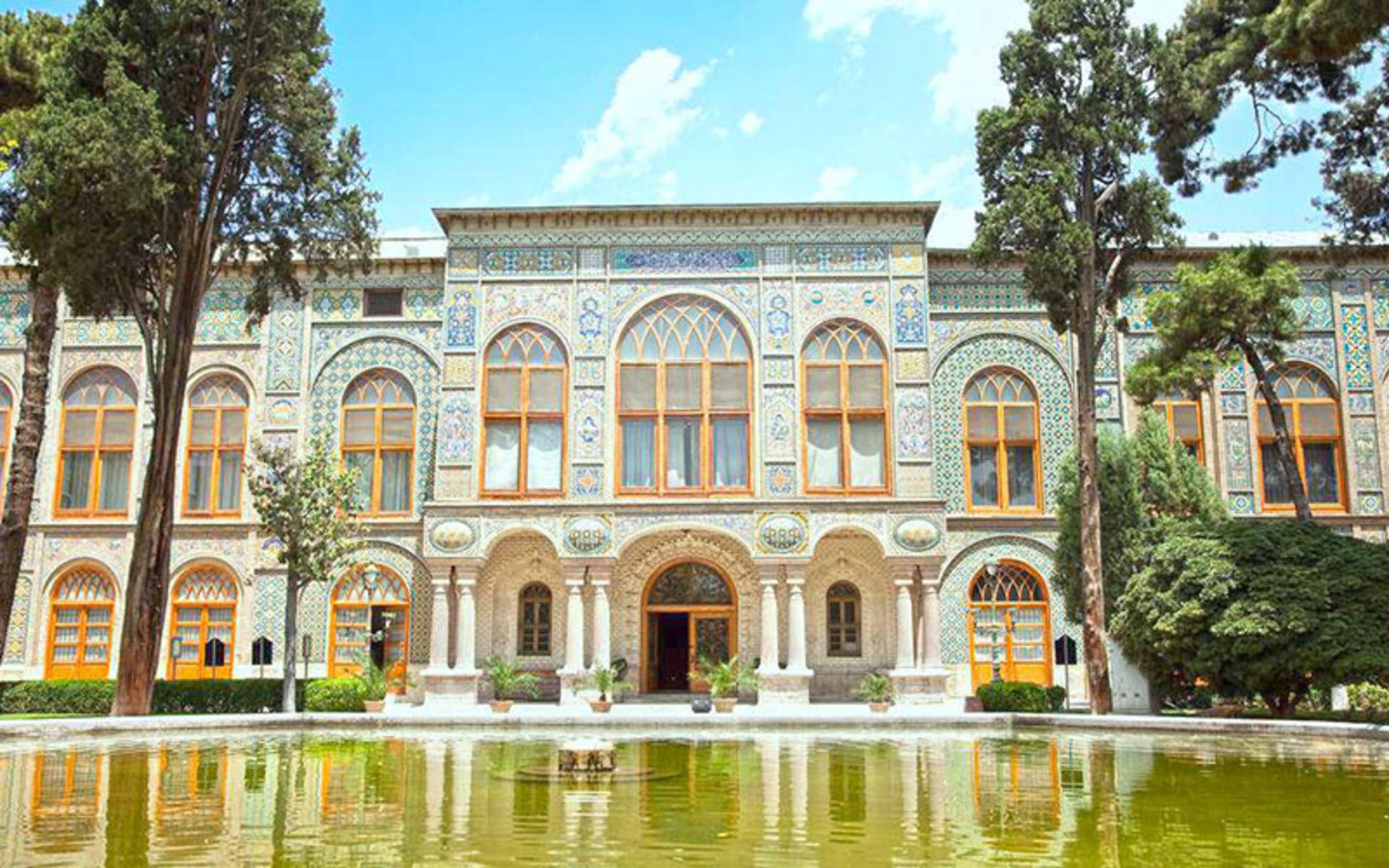 محوطه کاخ گلستان با دار و درخت و استخر 
